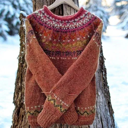 Sofia – Warm sweater with round knitted shoulder pattern